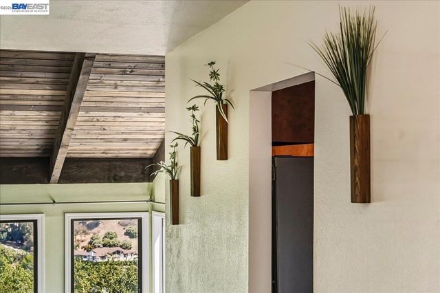27468 Hayward Blvd, Hayward, CA 94542