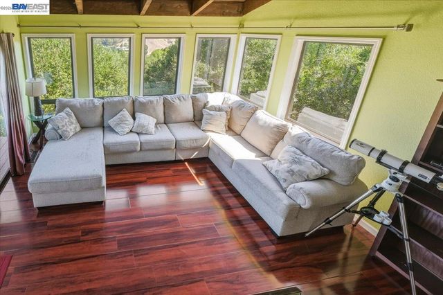 27468 Hayward Blvd, Hayward, CA 94542