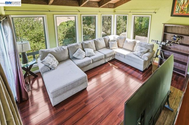 27468 Hayward Blvd, Hayward, CA 94542