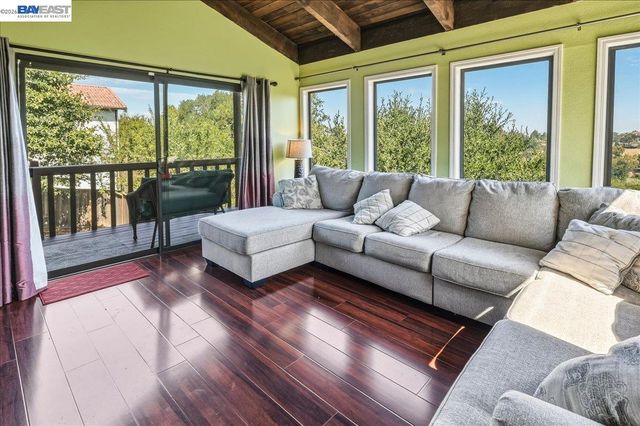 27468 Hayward Blvd, Hayward, CA 94542