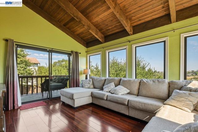 27468 Hayward Blvd, Hayward, CA 94542