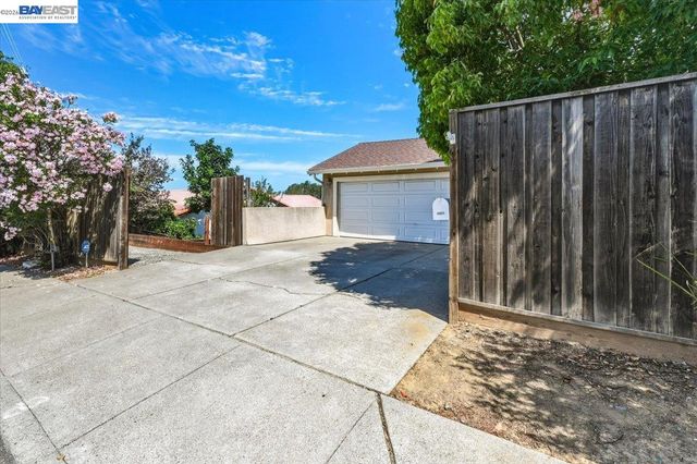 27468 Hayward Blvd, Hayward, CA 94542