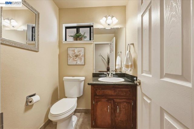 27468 Hayward Blvd, Hayward, CA 94542
