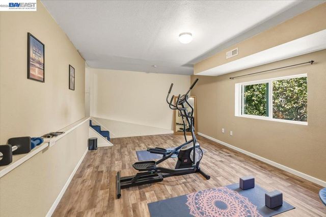 27468 Hayward Blvd, Hayward, CA 94542