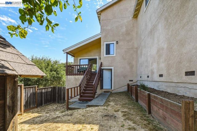 27468 Hayward Blvd, Hayward, CA 94542