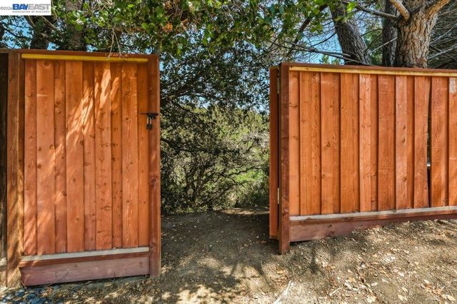 27468 Hayward Blvd, Hayward, CA 94542