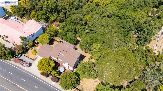 27468 Hayward Blvd, Hayward, CA 94542
