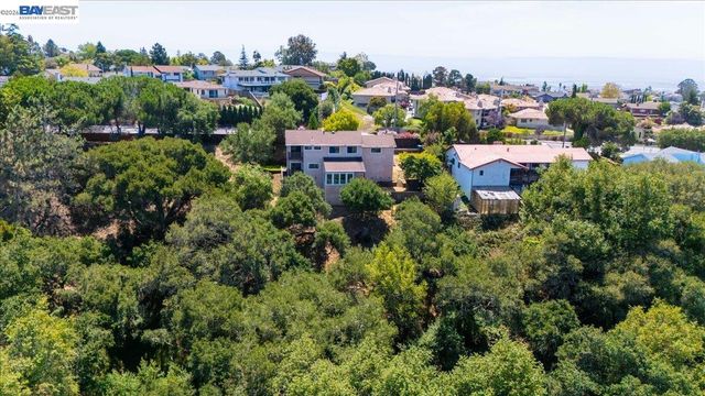 27468 Hayward Blvd, Hayward, CA 94542