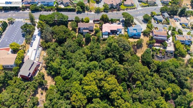 27468 Hayward Blvd, Hayward, CA 94542