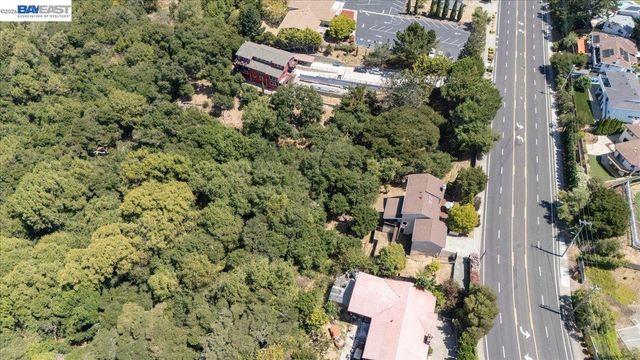 27468 Hayward Blvd, Hayward, CA 94542