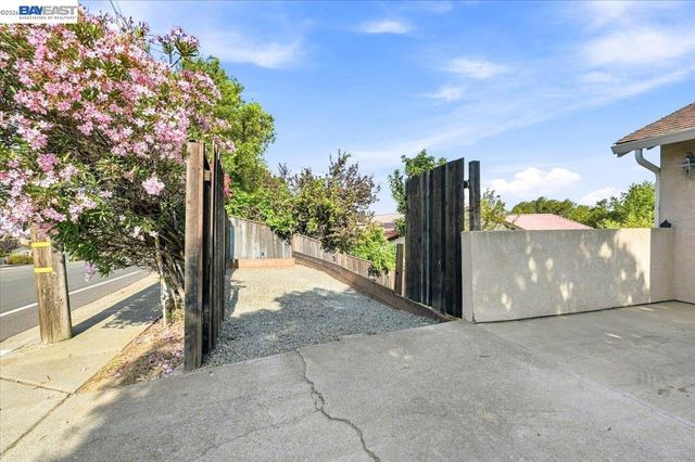 27468 Hayward Blvd, Hayward, CA 94542