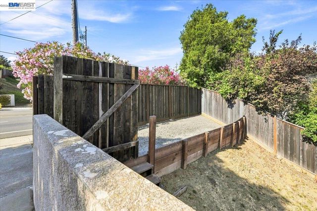 27468 Hayward Blvd, Hayward, CA 94542