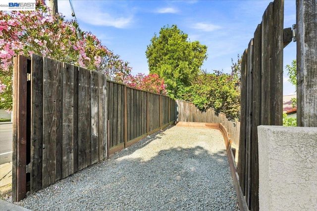 27468 Hayward Blvd, Hayward, CA 94542