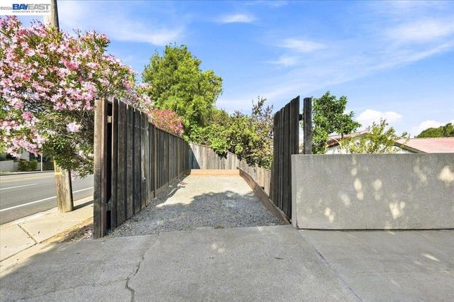 27468 Hayward Blvd, Hayward, CA 94542