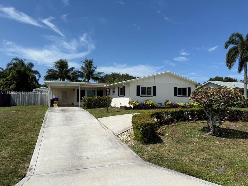 4359 Gardenia Dr, Palm Beach Gardens, FL 33410