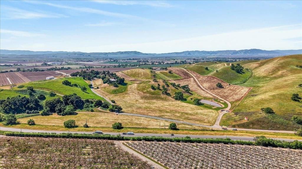 Image 5 of property listing at Pacheco Pass Hwy, Hollister, CA 95023