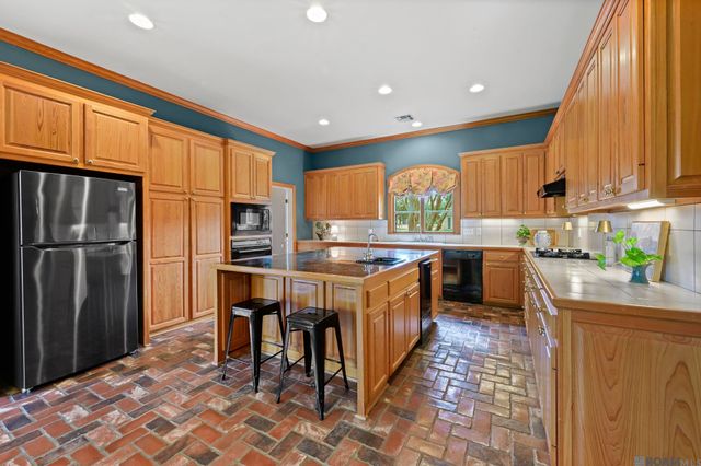 17735 Eaglewood Dr, Baton Rouge, LA 70810