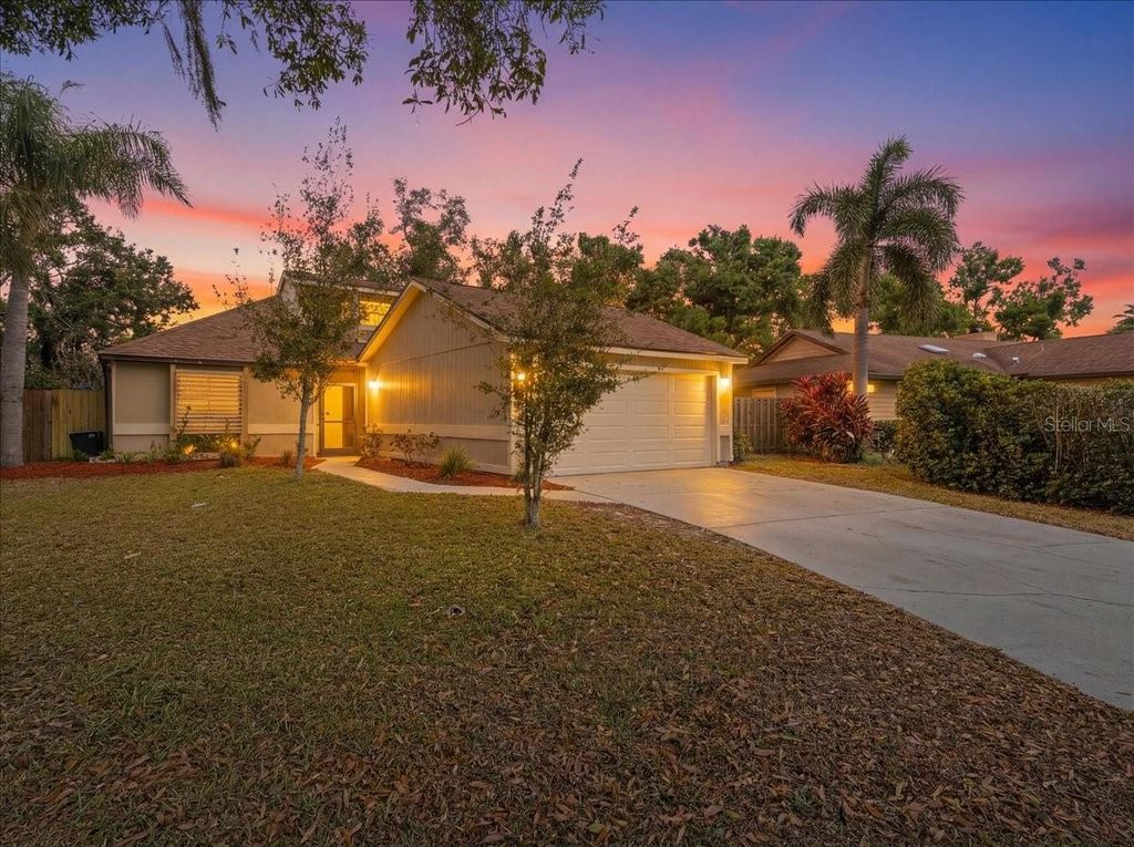 8215 COUNTRY OAKS COURT, Sarasota, FL 34243