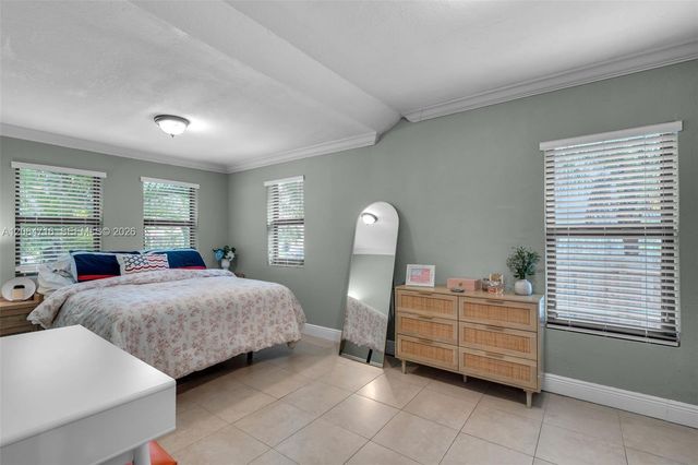 930 NE 132nd St, North Miami, FL 33161