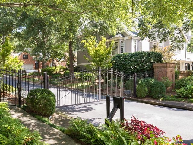 215 Woodchase Close NE, Atlanta, GA 30319