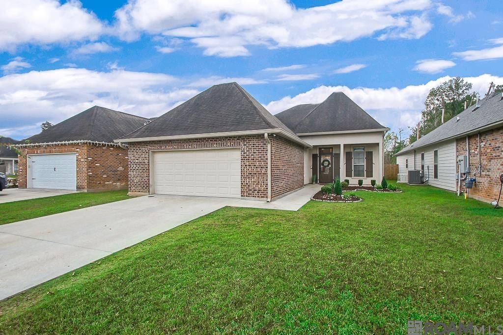 10396 Grand Plaza Dr, Denham Springs, LA 70726