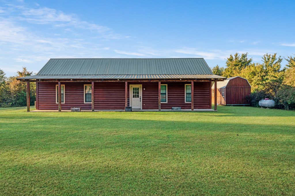 74 County Road 44050, Powderly, TX 75473