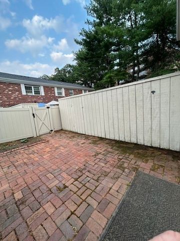 1711 Windsor 1711, Framingham, MA 01701
