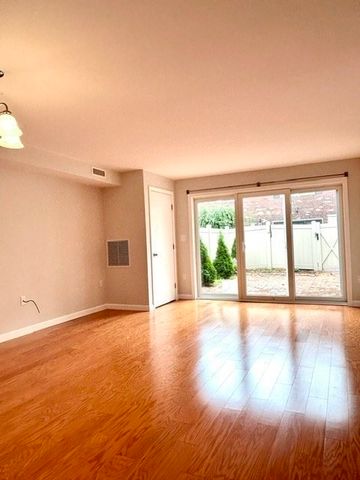 1711 Windsor 1711, Framingham, MA 01701