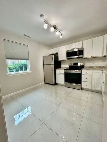 1711 Windsor 1711, Framingham, MA 01701