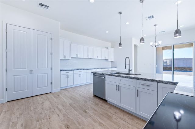 1898 E Via San Marino, Fort Mohave, AZ 86426