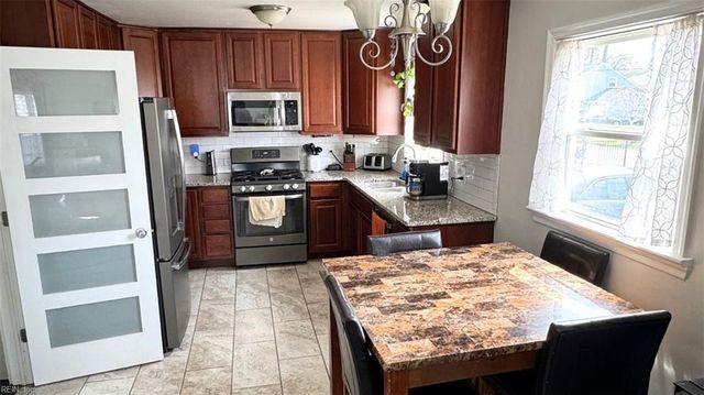 6104 Lockamy LN, Norfolk, VA 23502