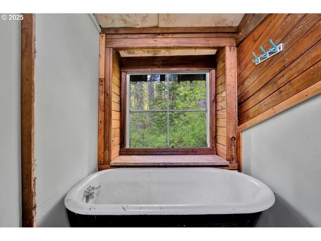 38220 BOSCAGE Ln, Springfield, OR 97477