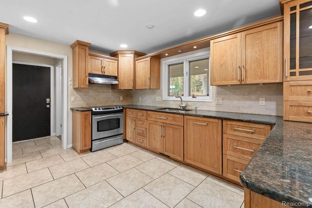 4966 Whispering Pine Lane, Bloomfield Charter Township, MI 48302
