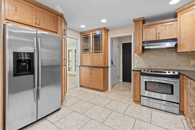 4966 Whispering Pine Lane, Bloomfield Charter Township, MI 48302