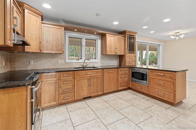 4966 Whispering Pine Lane, Bloomfield Charter Township, MI 48302