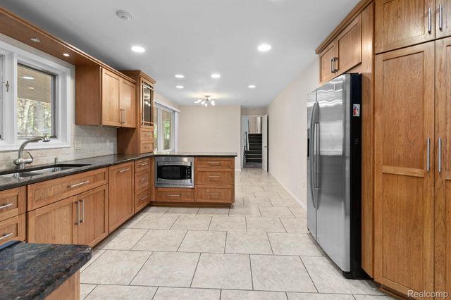 4966 Whispering Pine Lane, Bloomfield Charter Township, MI 48302