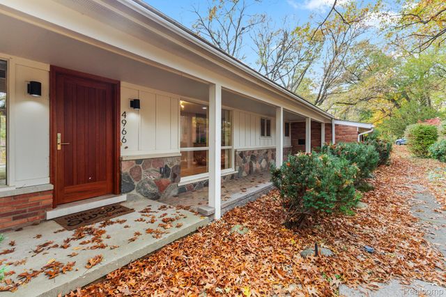 4966 Whispering Pine Lane, Bloomfield Charter Township, MI 48302