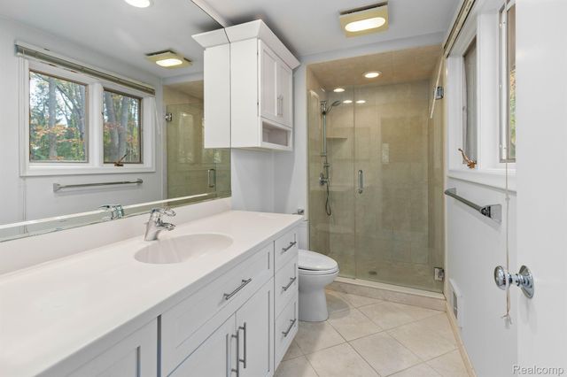 4966 Whispering Pine Lane, Bloomfield Charter Township, MI 48302