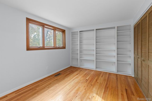 4966 Whispering Pine Lane, Bloomfield Charter Township, MI 48302