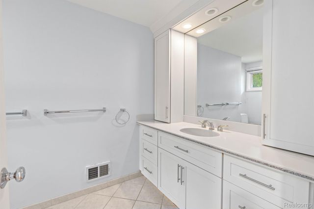 4966 Whispering Pine Lane, Bloomfield Charter Township, MI 48302