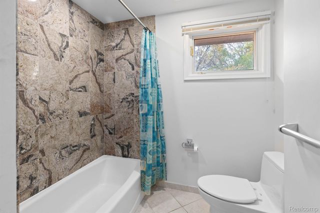 4966 Whispering Pine Lane, Bloomfield Charter Township, MI 48302