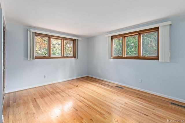 4966 Whispering Pine Lane, Bloomfield Charter Township, MI 48302
