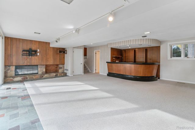 4966 Whispering Pine Lane, Bloomfield Charter Township, MI 48302