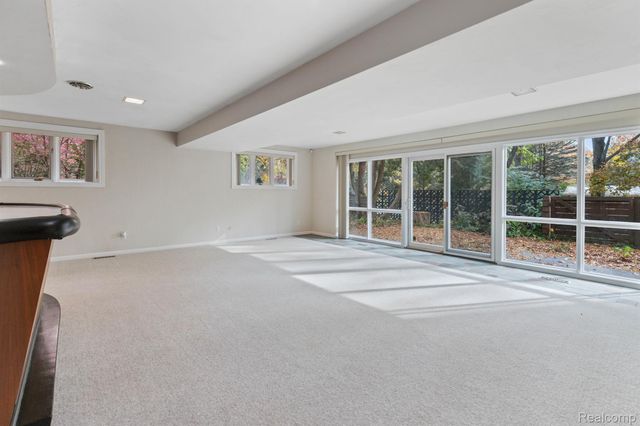 4966 Whispering Pine Lane, Bloomfield Charter Township, MI 48302