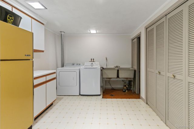 4966 Whispering Pine Lane, Bloomfield Charter Township, MI 48302