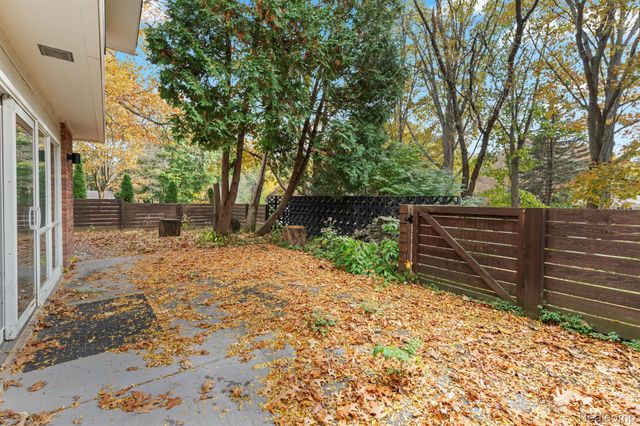 4966 Whispering Pine Lane, Bloomfield Charter Township, MI 48302