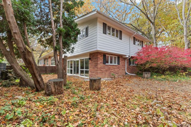 4966 Whispering Pine Lane, Bloomfield Charter Township, MI 48302