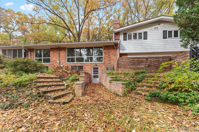 4966 Whispering Pine Lane, Bloomfield Charter Township, MI 48302