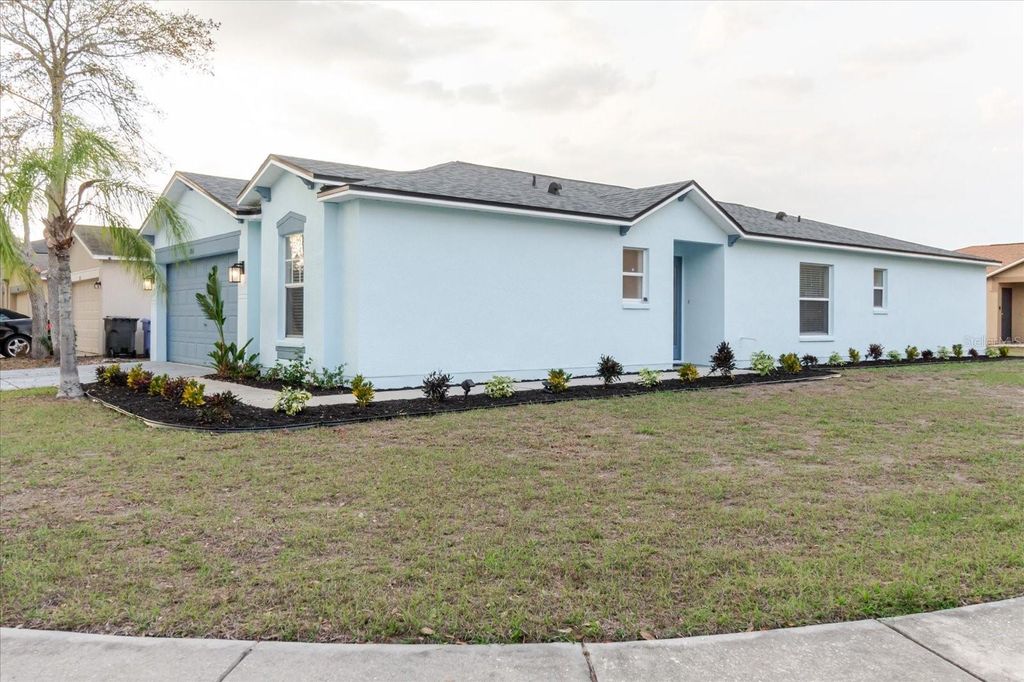 Image 3 of property listing at 7861 CARRIAGE POINTE DRIVE, Gibsonton, FL 33534