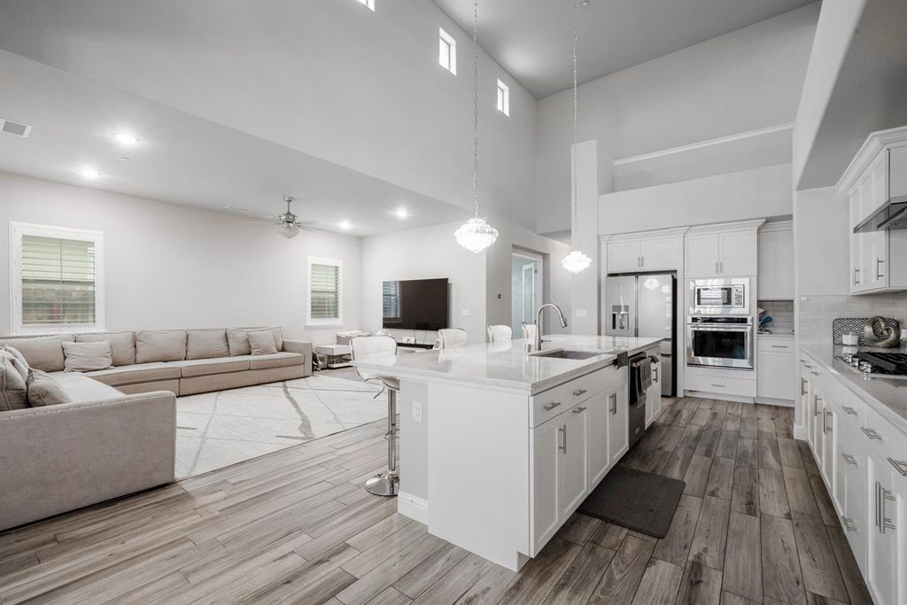 Image 10 of property listing at 11323 N Via San Toma Drive, Fresno, CA 93730